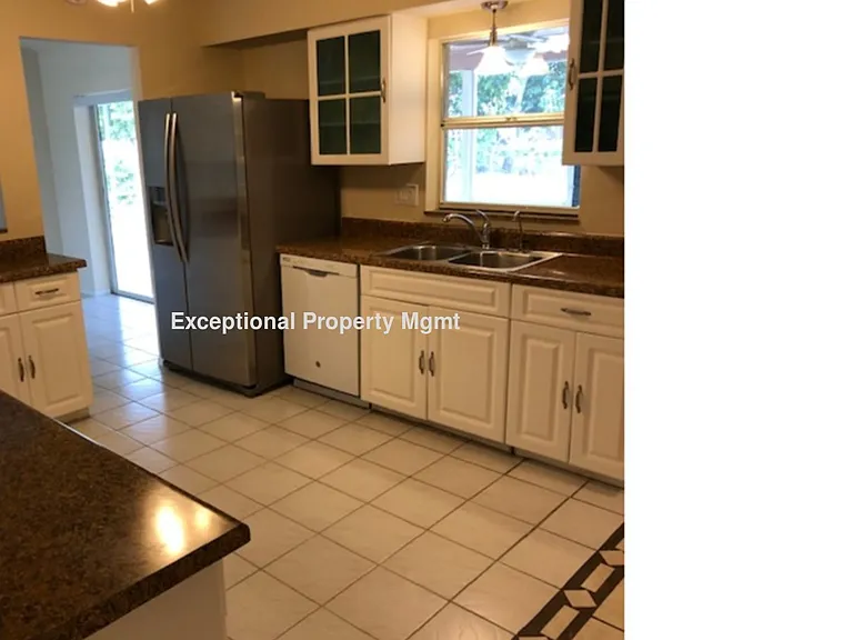1715 SE 6th Ln — Photo 3