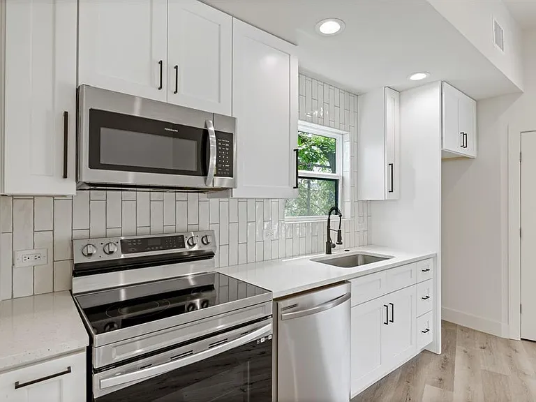 8507 Hathaway Dr #B — Photo 31