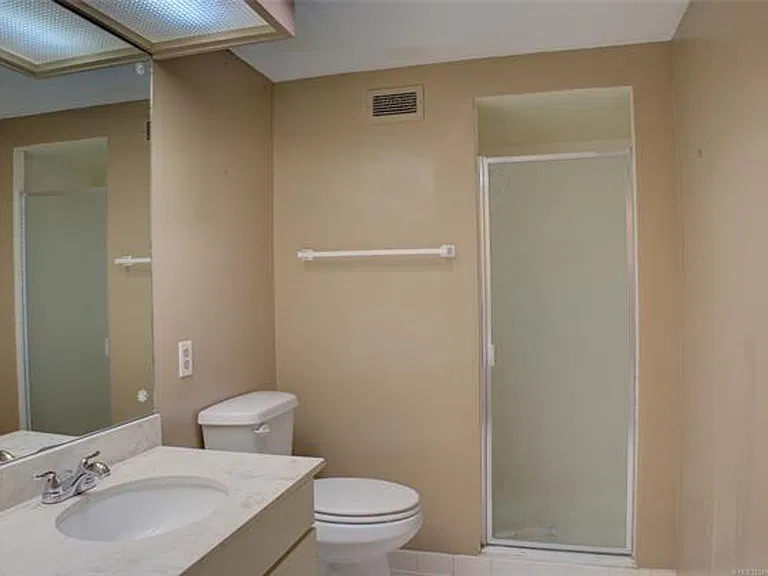 Adorable 2 bed 2 bath in historic Liberty Tower — Photo 16