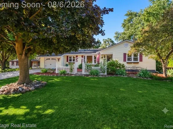 3111 Mann Rd, Waterford, MI 48329