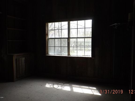 2nd image of 642 W 2nd St