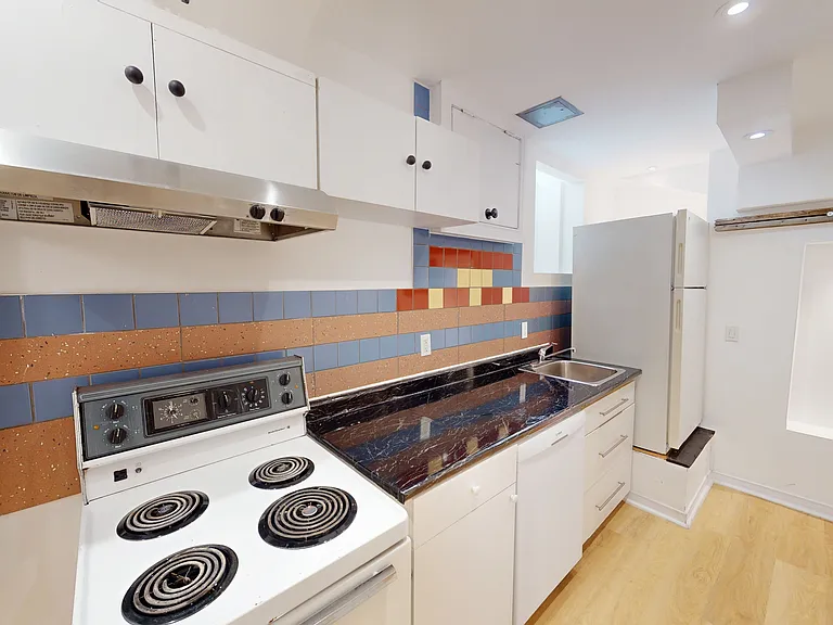 175 Harbord St — Photo 10