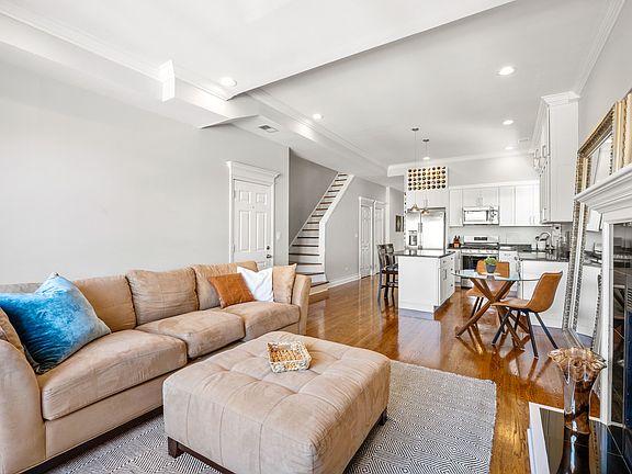2nd image of 325 W Schiller St #3W