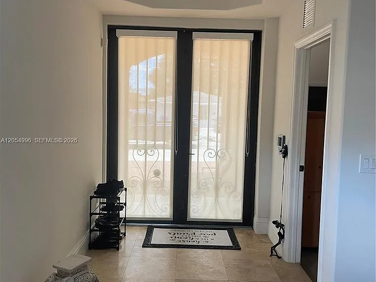 3268 SW 25th Ter #1A — Photo 3