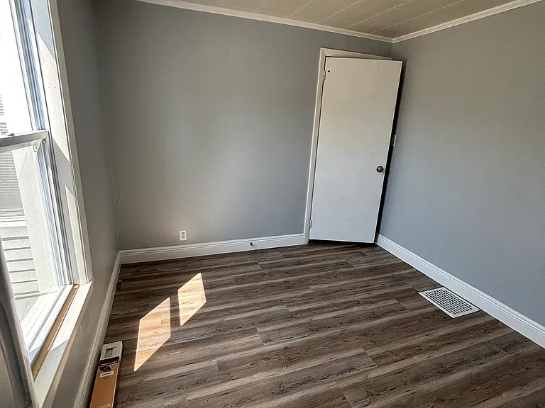 1738 Erie St S #1 — Photo 2