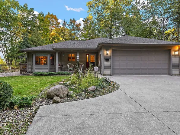 605 Leggatt St, Grand Haven, MI 49417