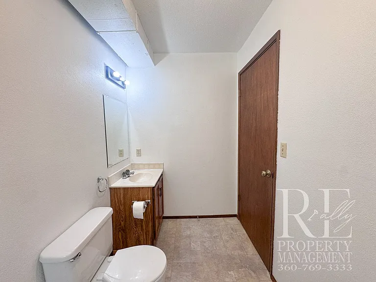 2228 NE Ridgewood Dr — Photo 18