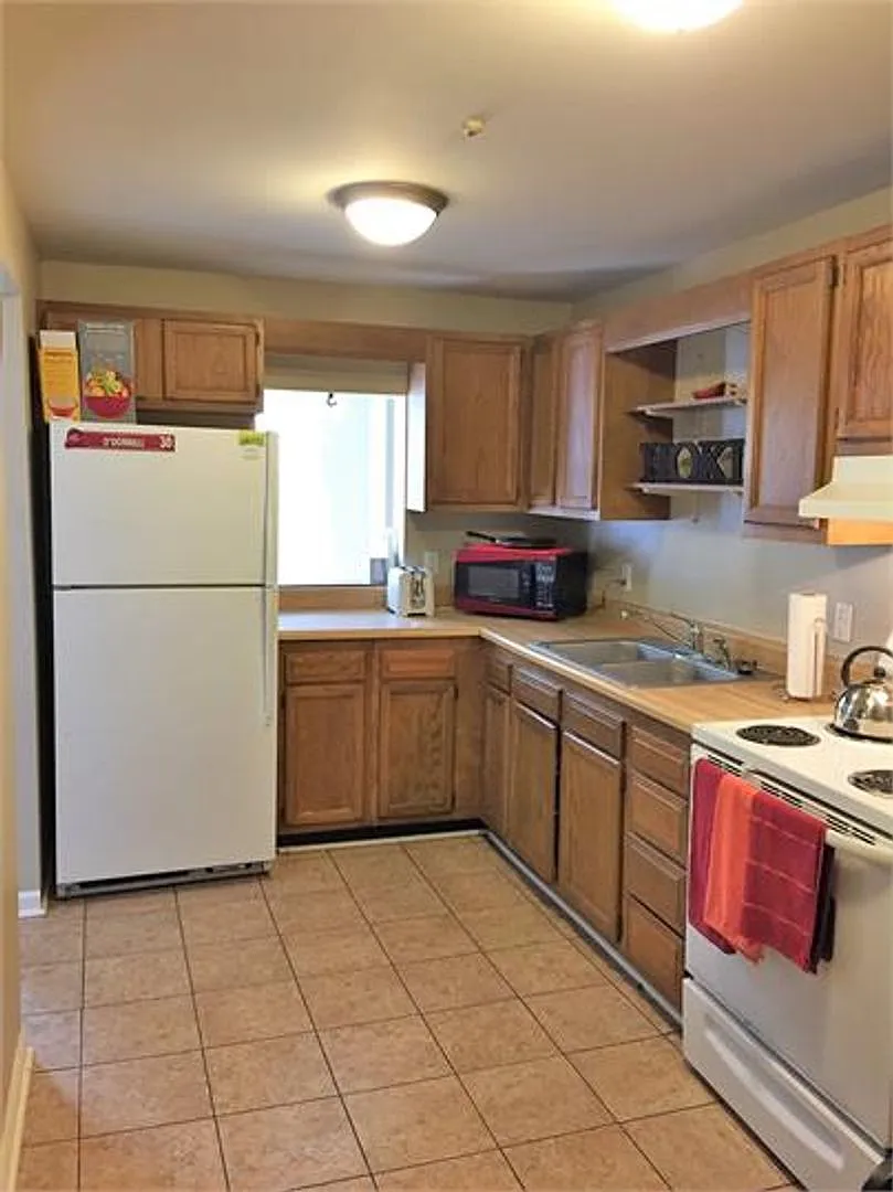 3 Bedroom 1 Block From Campus with Outdoor Space - Rent TBD — Photo 2