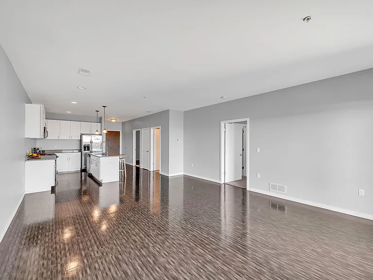 Waters Edge Apartments of Harbortown — Photo 10