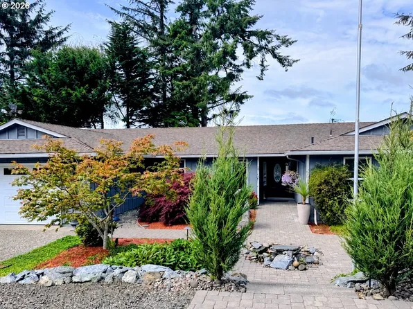1689 Applewood Dr, Coos Bay, OR 97420