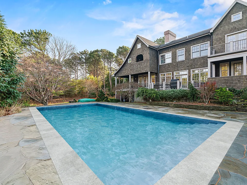 102 McGregor Dr