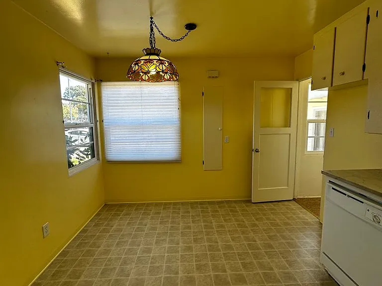 707 W Cypress Ave — Photo 3