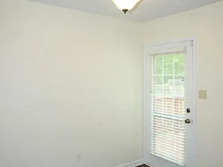 41 E Castle Dr — Photo 9
