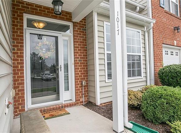 3rd image of 1017 Parkland Pl