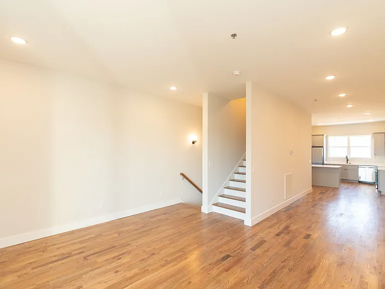 1039 Montague Pl — Photo 4