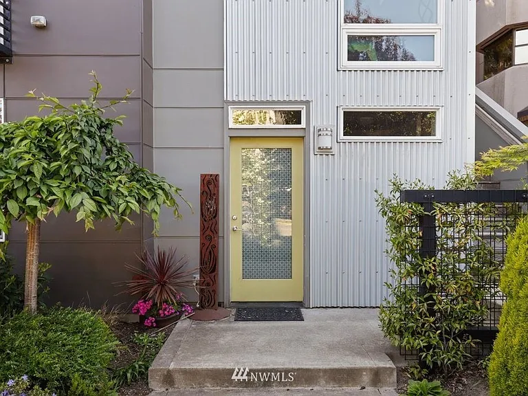 1633 California Ave SW #A — Photo 3