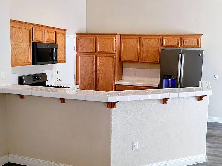 2050 Los Feliz St — Photo 14
