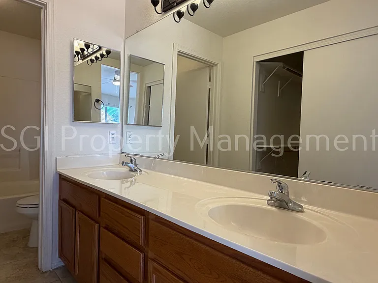 10318 W Missouri Ave — Photo 9