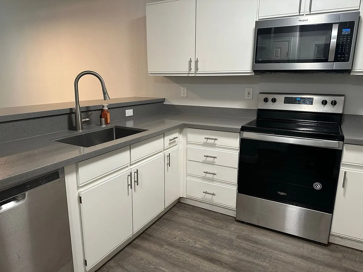 Building Photo - 952 S 11th St #134
