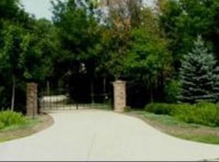 16 Walnut Dr, Yorkville, IL 60560
