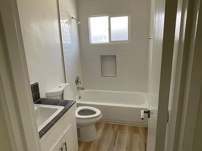 3942 Stevely Ave — Photo 13