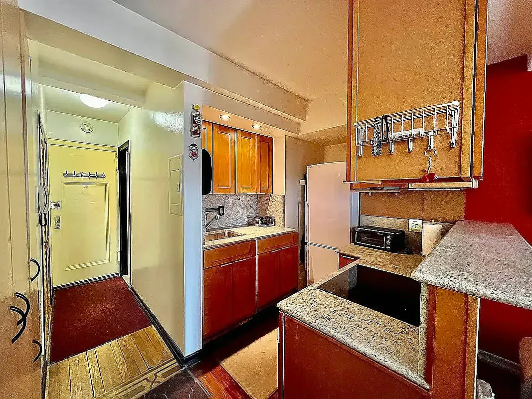 320 East 42nd Street — Photo 2