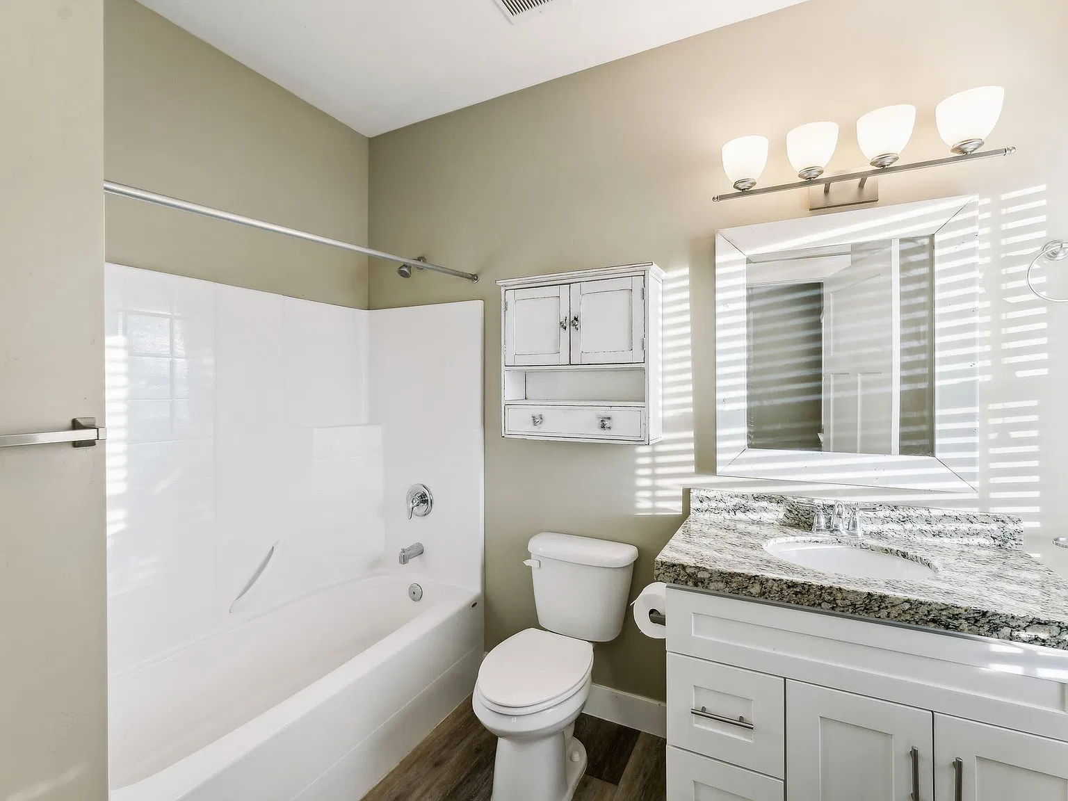 3 bed, 1200 sqft, $2,000 — Photo 3