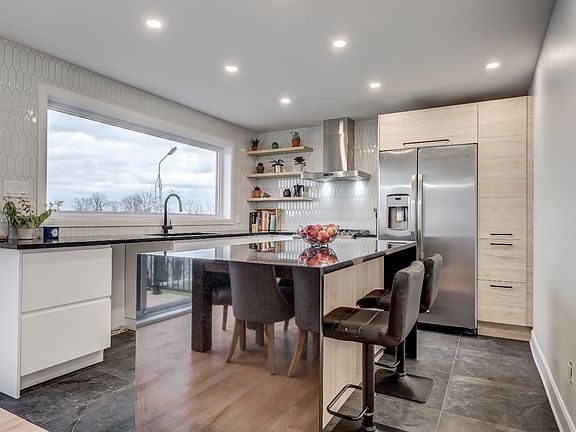 4th image of 2100 Rue Richelieu Point