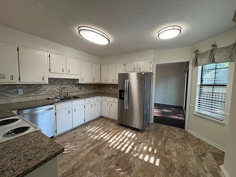 210 Foxdale Dr — Photo 6