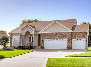 12404 Ridgeview Dr, Urbandale, IA 50323