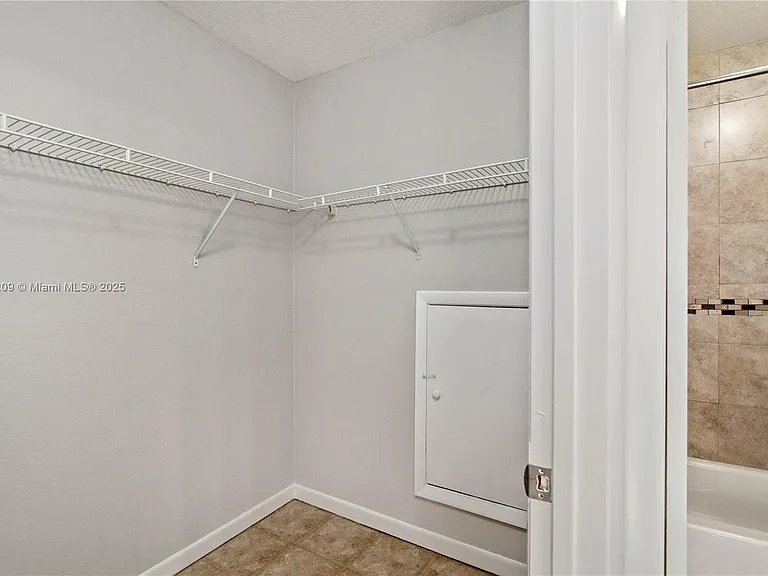 1197 Washington Cir #1197A — Photo 12