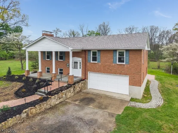 34 Berk Ln, Lebanon Twp., NJ 08826