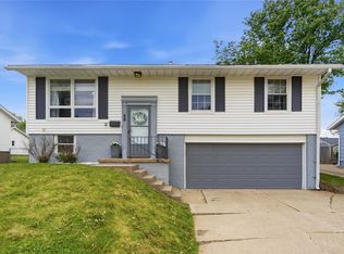 126 Cherry Hill Rd SW, Cedar Rapids, IA 52404