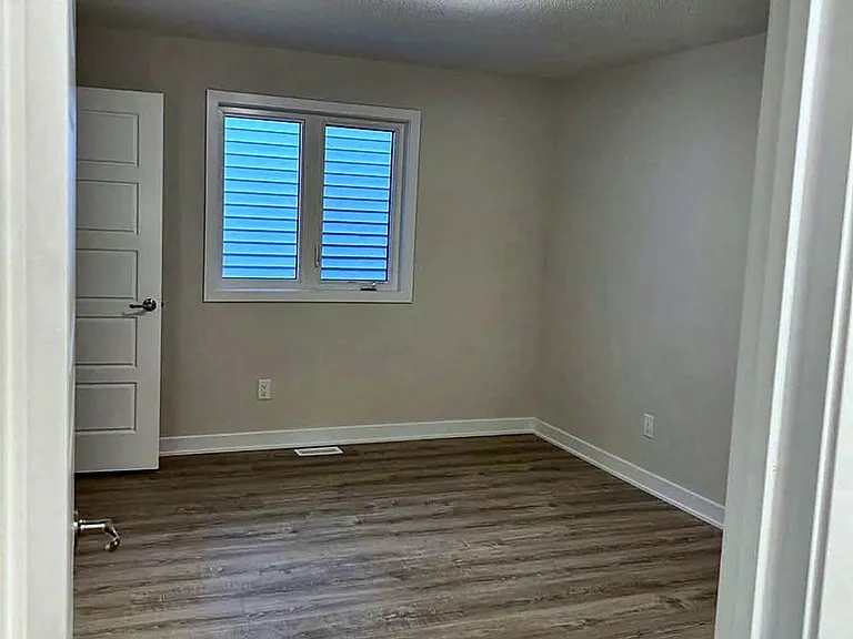 1007 Showman St — Photo 9
