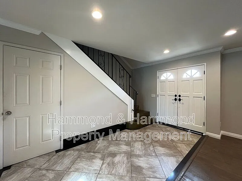 4 bed, 3.0 bath, 2176 sqft, $6,195 — Photo 4