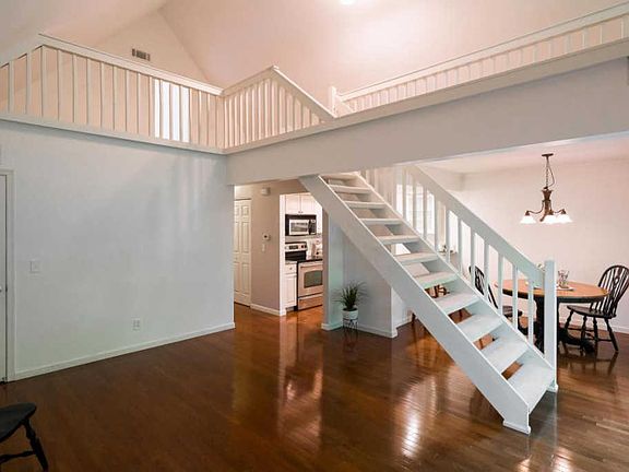 3rd image of 1587 Arlington Ave #B