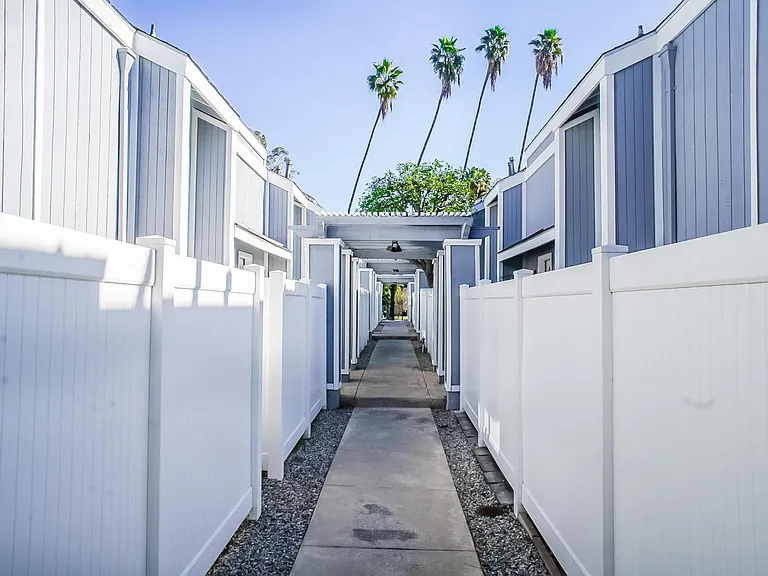 109 S Sierra Madre Blvd — Photo 3