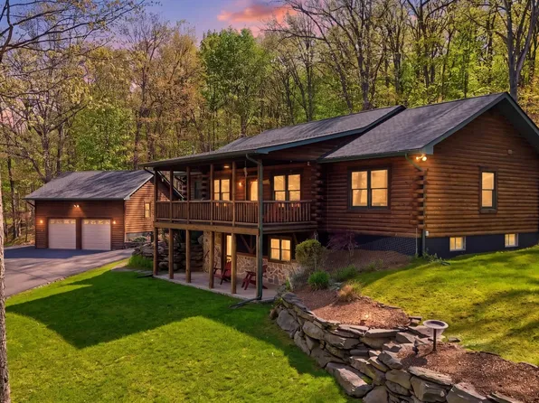 124 Water View Dr, Hawley, PA 18428