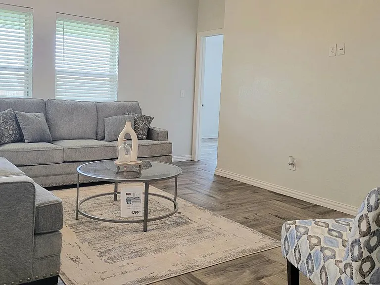 117 E Valley Dr — Photo 4
