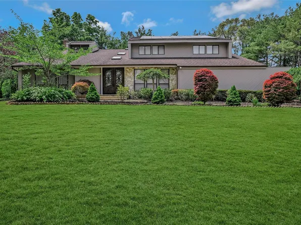 160 Coachman Place E, Syosset, NY 11791