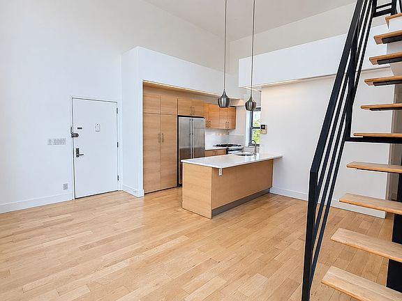 3rd image of 96 Woodpoint Rd APT 3A