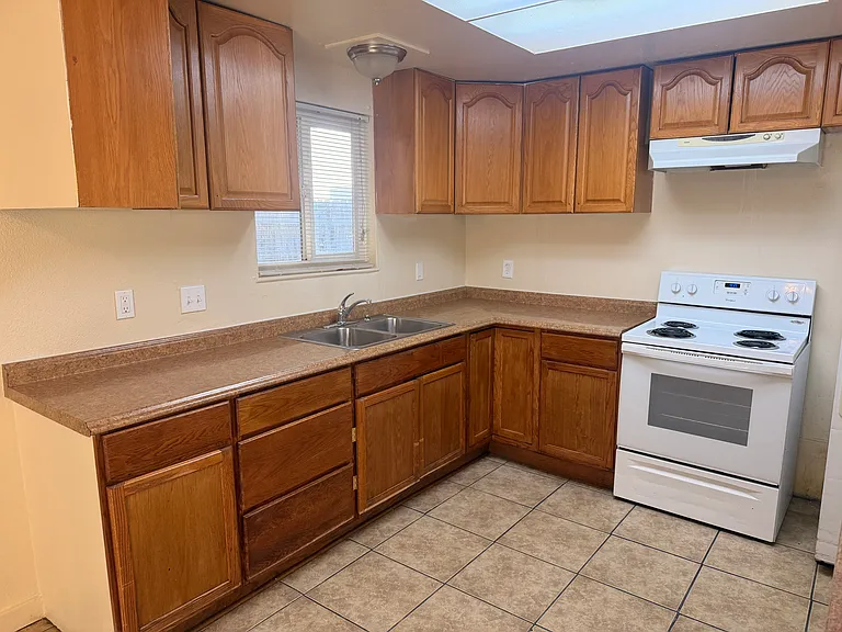 2015 Comstock Dr #2015 — Photo 4