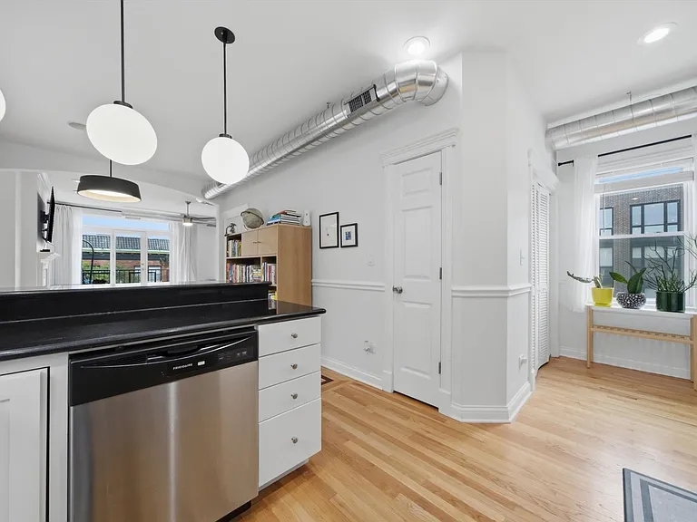 5302 N Winthrop Ave #4 — Photo 14