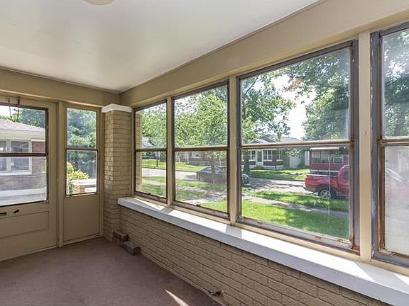 3rd image of 922 E Berwyn St
