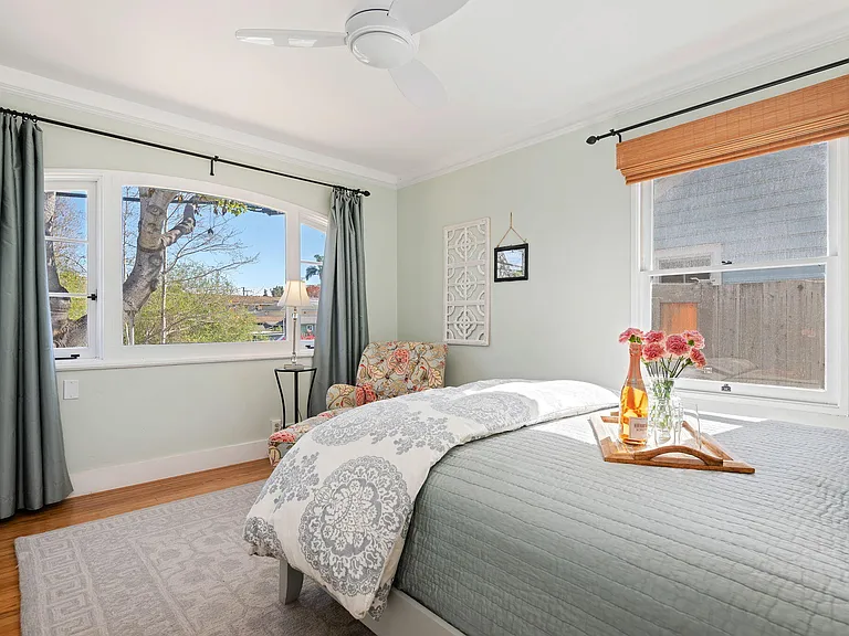 224 W Cota St — Photo 19