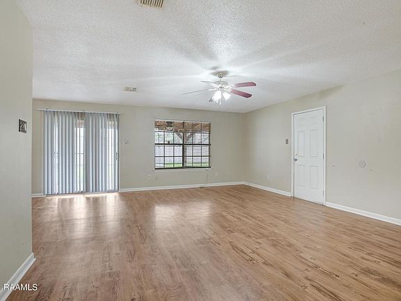 3rd image of 104 Damon Dr