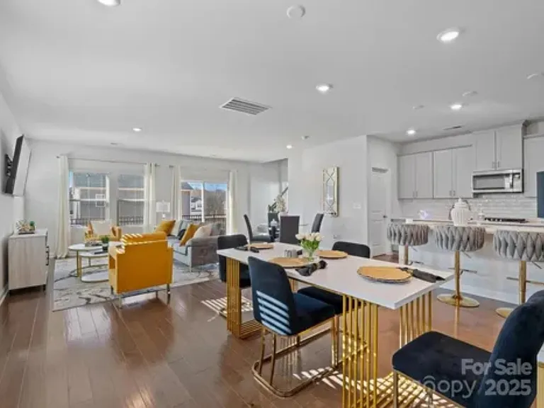 571 Palmarosa St #130 — Photo 4
