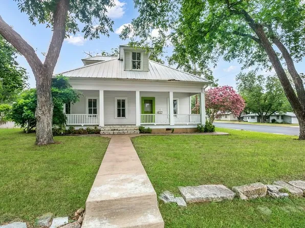 112 N Acorn St, Fredericksburg, TX 78624