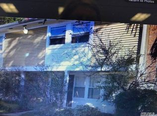 4 Jamestown Ct, Ridge, NY 11961