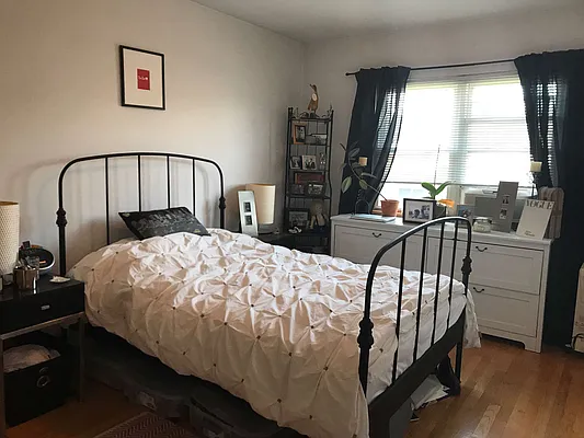 Rented by Metroline Realty | media 8